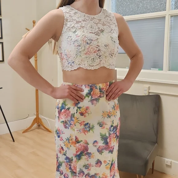 Size 4 to 6 (tag 6) two piece prom dress NWT white/floral design trumpet skirt - Picture 9 of 12